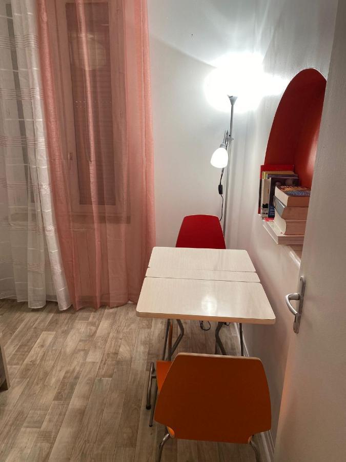 Orange Apartment *